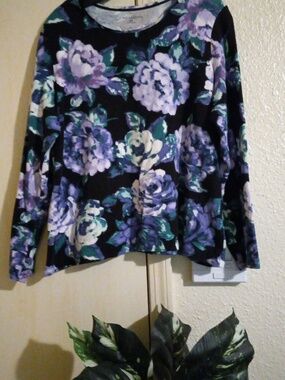 Croft & Barrow          Black with Purple Floral Print size XL